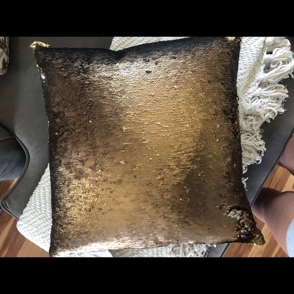 Gold sequin pillow - Picture 2 of 5